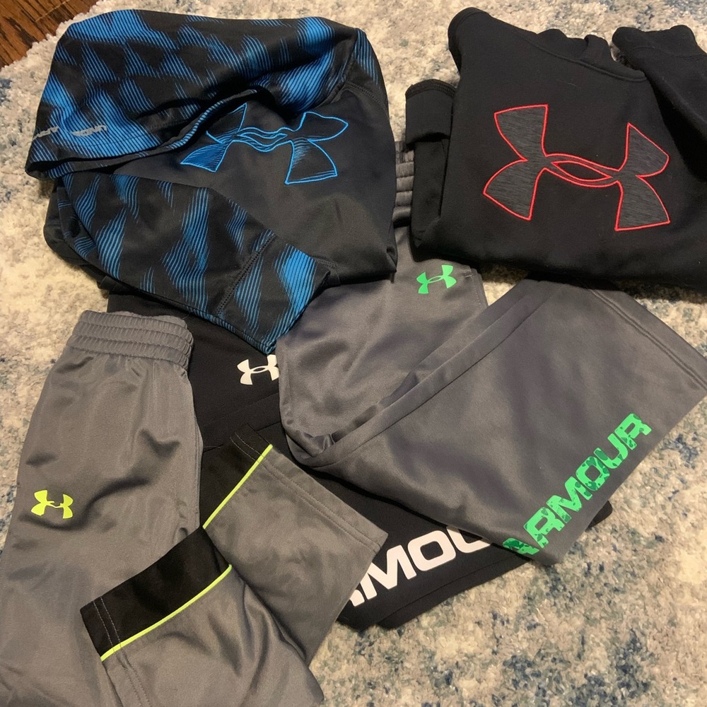Boys XS and Size 5 Under Armour hoodies and sweatpants. 2 hoodies, 3 pants.